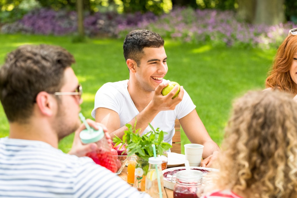 hispanic man eating an apple rich in fiber